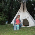 Lucia a Mia (dve squaw) s perami vo vlasoch