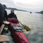 Slávka na kajaku sa na chvíľu zastavila pri pramici