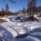 Výstup nad kataraktom po zasnežených kameňoch