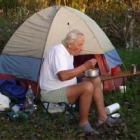 Večer na ostrove. Pán Mašinda pred svojim stanom.