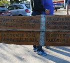 Zamykáme řeku pádlem letitým několikrát spravovaným plechem obitým...