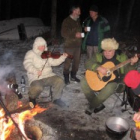 Aj v zime dobrá nálada: oheň, lode, husličky, šálky, gitara a dosť grogu v kotlíku