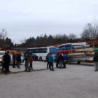Nakladanie lodí na vlek v Karlovke - plný autobus