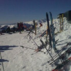 Množstvo lyží pred chatou. Všimnite si bežky úplne vpravo.